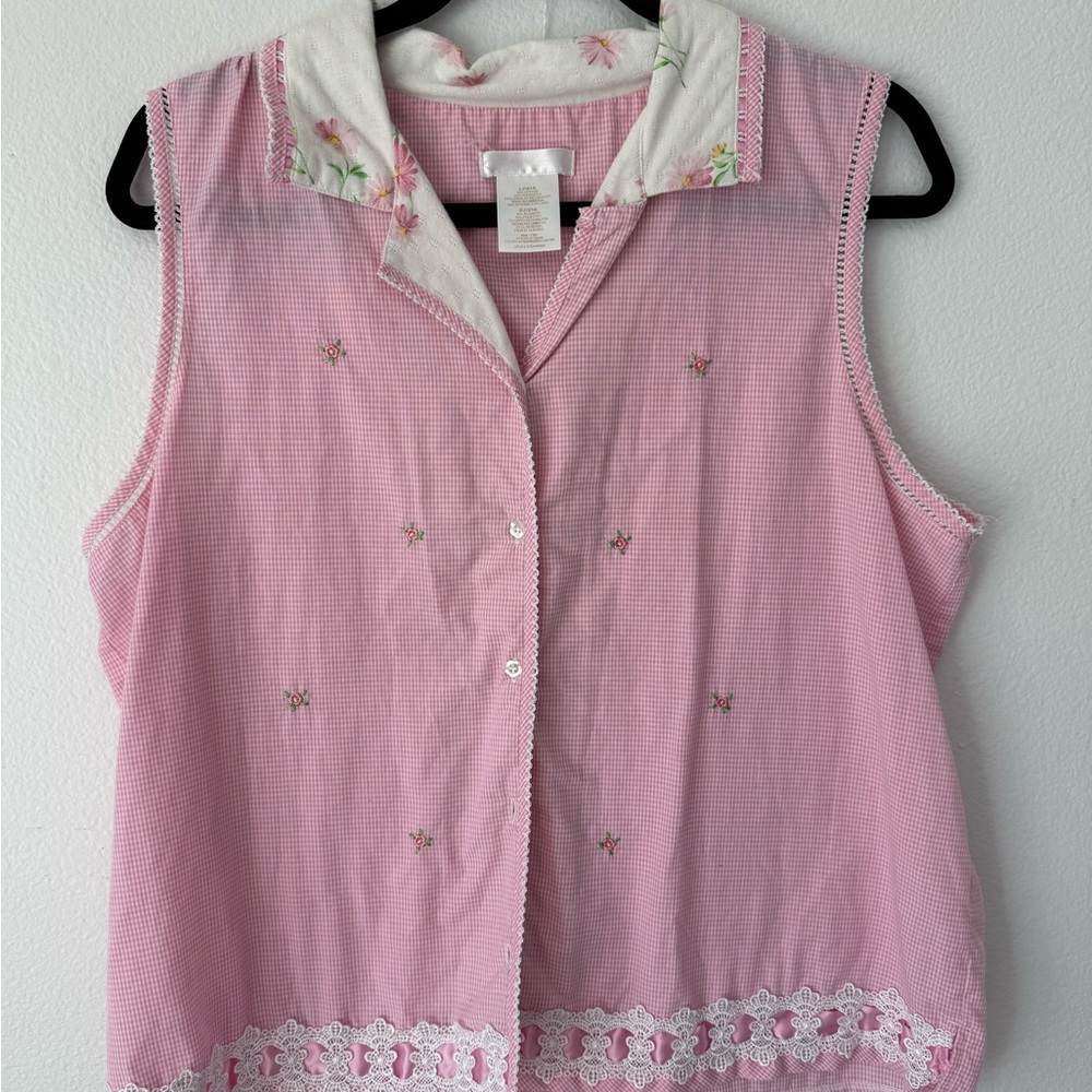 American Vintage Pink Sleeveless Button Front Top with Floral Collar